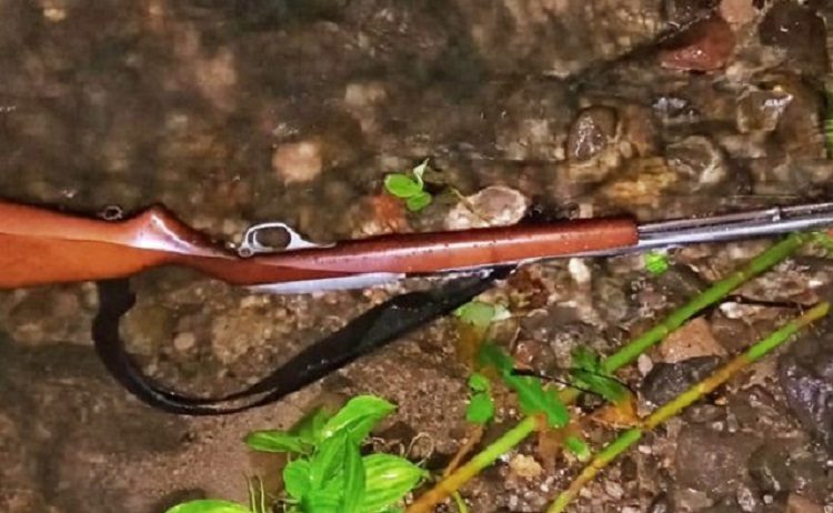 Delincuentes huyen al notar la presencia de la policía y abandonan un fusil en Chalatenango