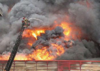 Incendio en un almacén levanta una gigantesca columna de humo negro sobre áreas de Estambul