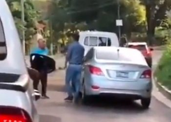 Adulto mayor y un joven paralizan el tráfico y se van a los golpes en San Salvador