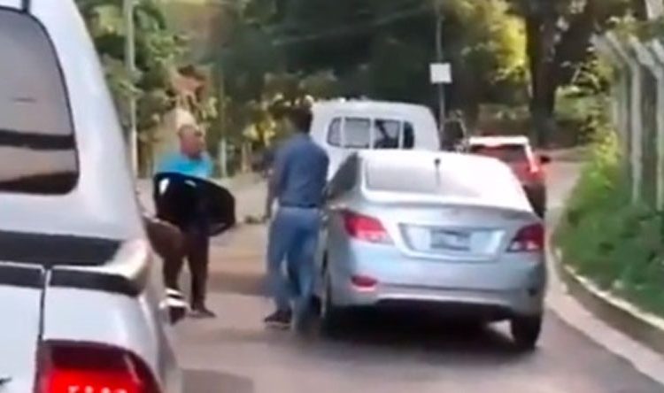 Adulto mayor y un joven paralizan el tráfico y se van a los golpes en San Salvador