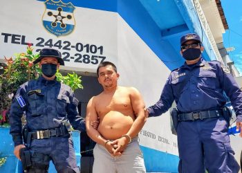 Con rostro de felicidad, sujeto posa para la fotografía luego de ser capturado borracho y con un arma de fuego