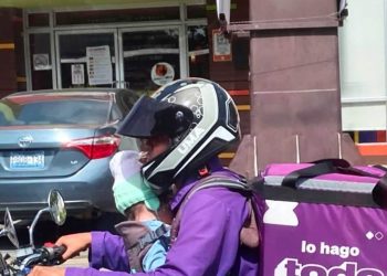 Ofrecen gasolina gratis para empleado de Hugo que sale a trabajar con su bebé en brazos