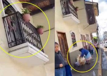 Mujer moja la venta de una anciana que vende sobre la acera aledaña a su casa