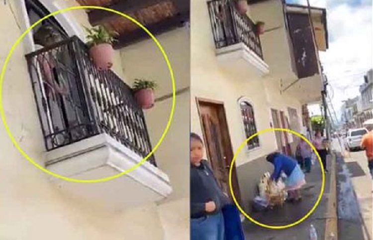 Mujer moja la venta de una anciana que vende sobre la acera aledaña a su casa