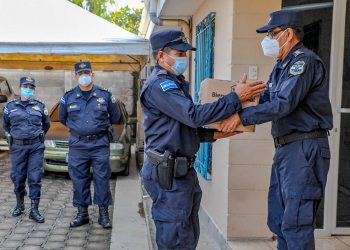 Entregan paquetes alimenticios a agentes de la PNC