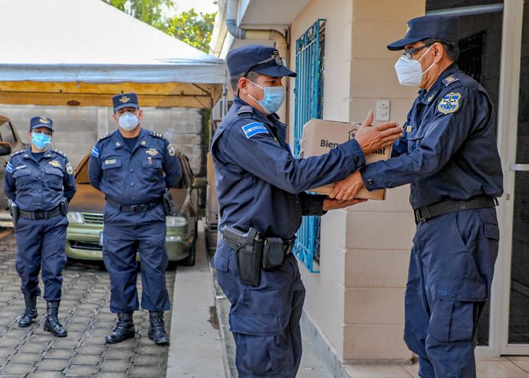 Entregan paquetes alimenticios a agentes de la PNC