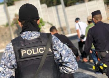 PNC se defiende de ataque armado de al menos 15 pandilleros, sale ileso y lesiona a dos delincuentes
