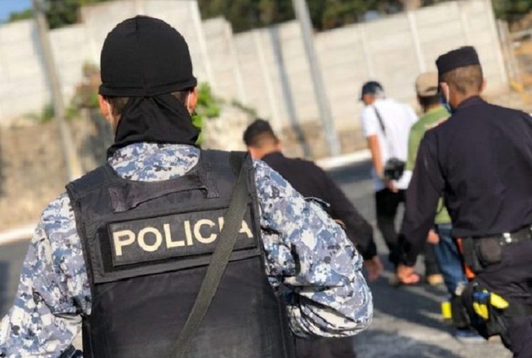 PNC se defiende de ataque armado de al menos 15 pandilleros, sale ileso y lesiona a dos delincuentes