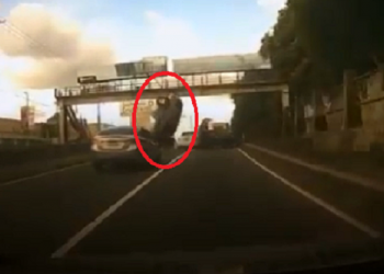 Captan preciso momento en que vehículo vuelca y bloquea carretera a El Salvador