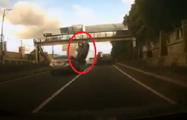 Captan preciso momento en que vehículo vuelca y bloquea carretera a El Salvador