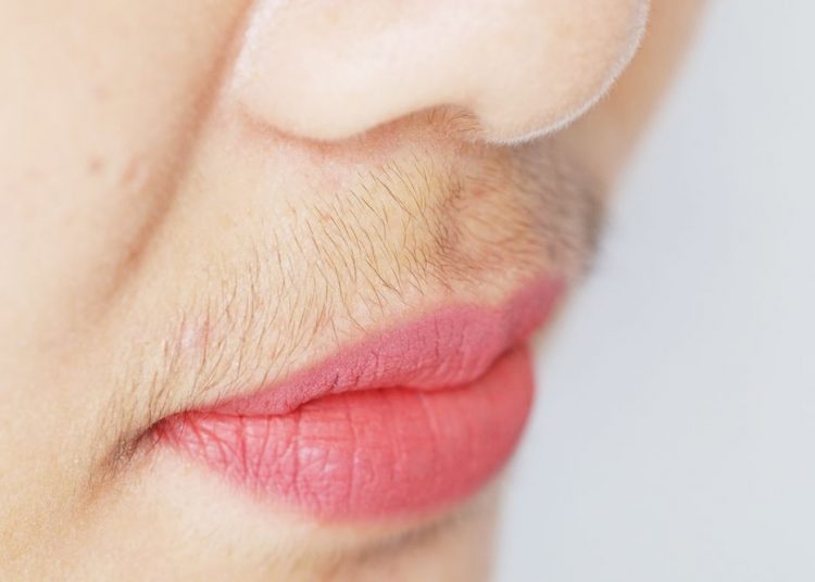 Dejarse el bigote, una nueva tendencia de belleza femenina que se ha hecho viral